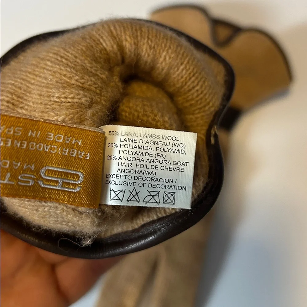 camel-colored knit wool gloves a feminine design decorative one size